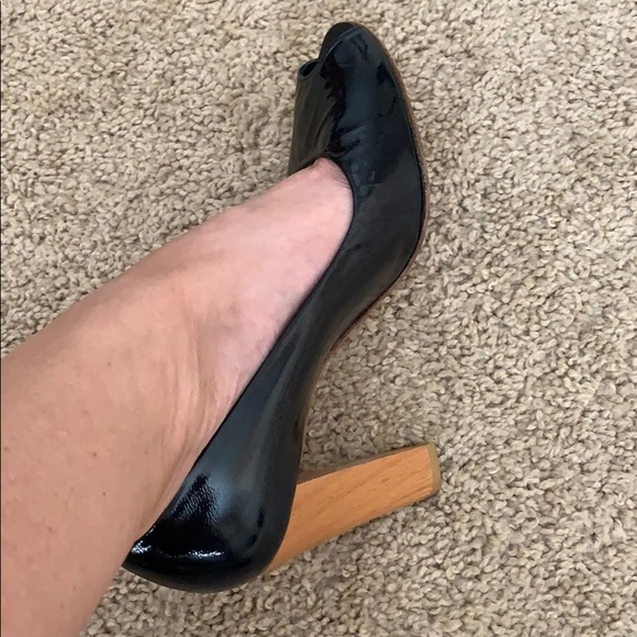 Stuart Weitzman Patent Leather Navy Peep Toe Wood Heel pump shoe EUC US 8 - Picture 3 of 15